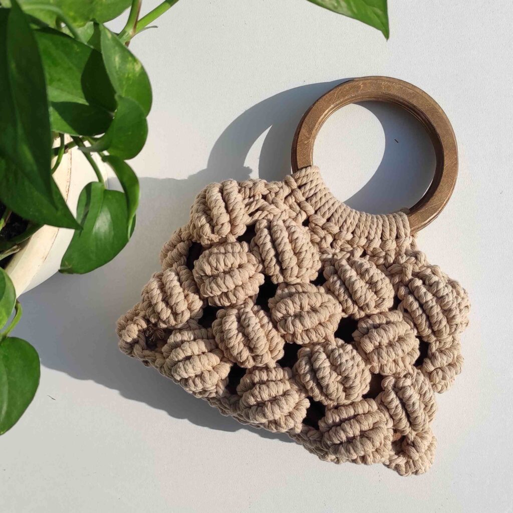 Sac macramé tissé à la main avec poignée en bois, modèle Walnuts