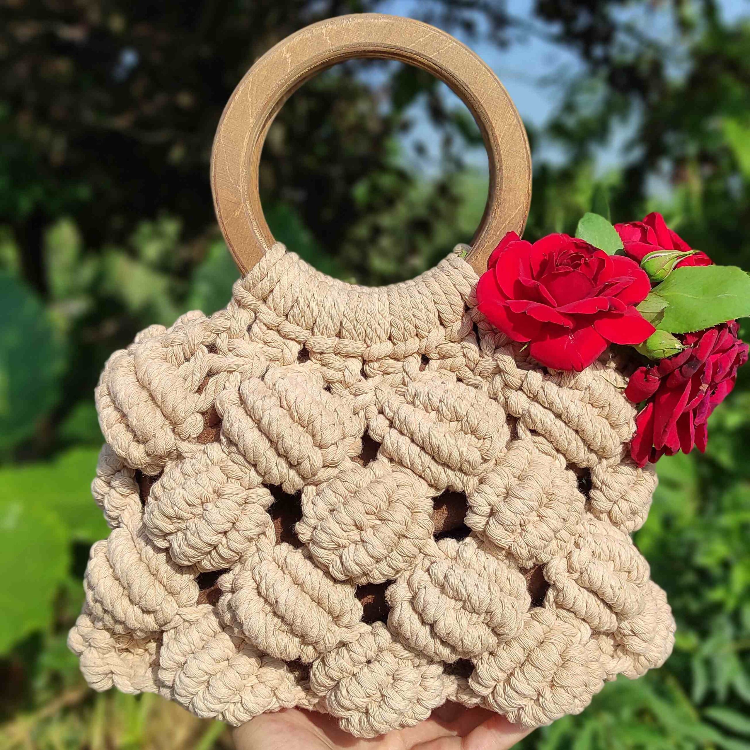 Sac macramé tissé à la main avec poignée en bois, modèle Walnuts