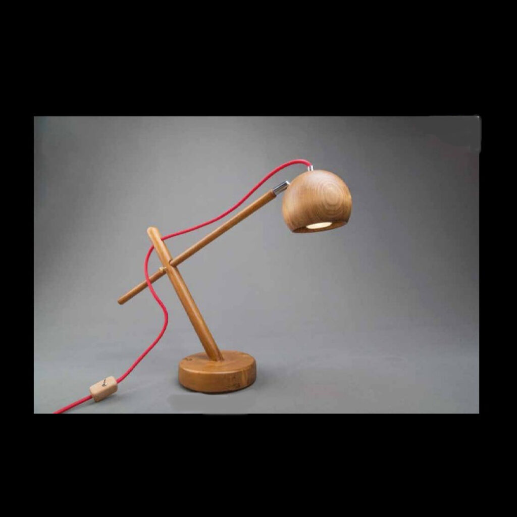 Lampe de bureau en bois minimaliste avec tête ronde réglable et cordon rouge