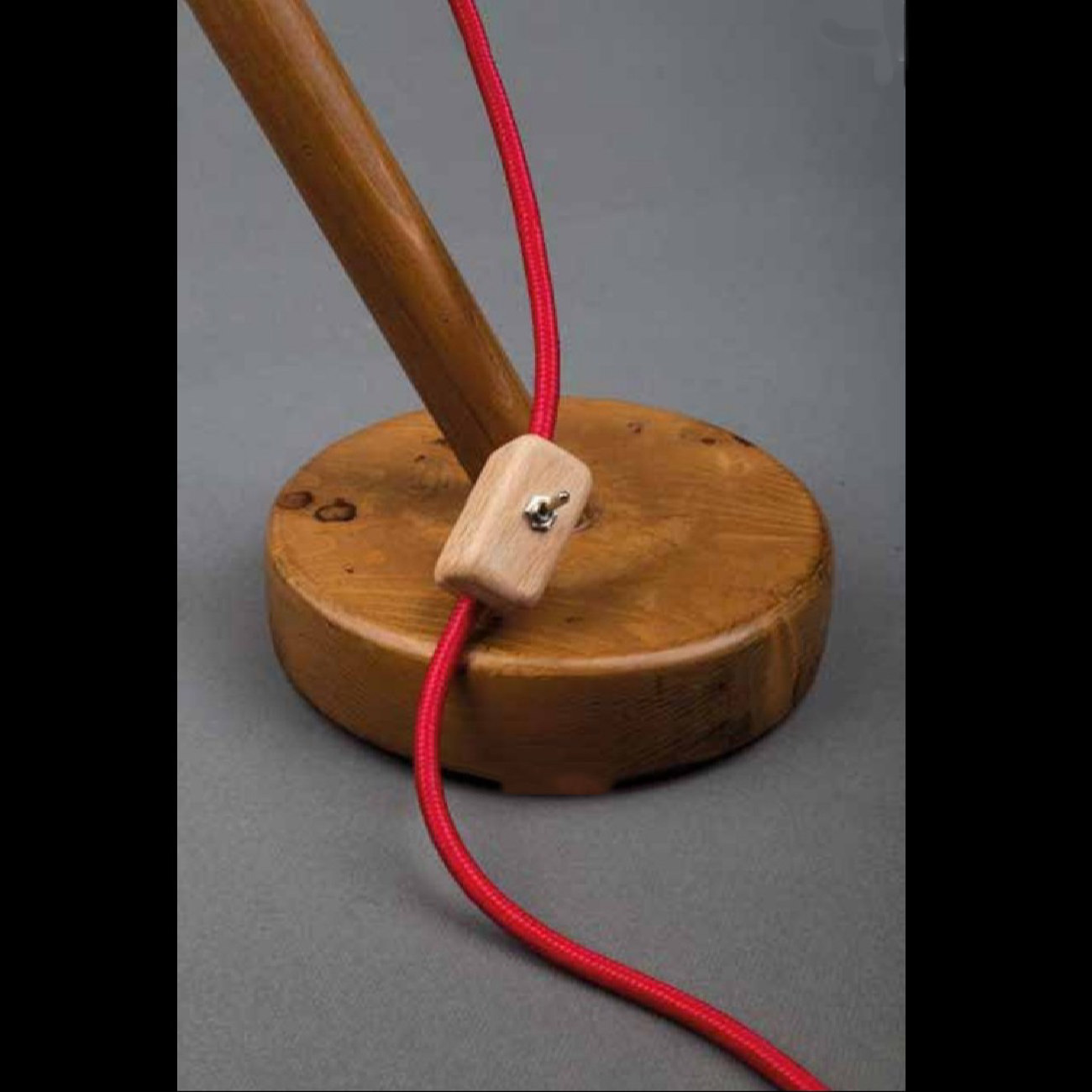 Lampe de bureau en bois minimaliste avec tête ronde réglable et cordon rouge