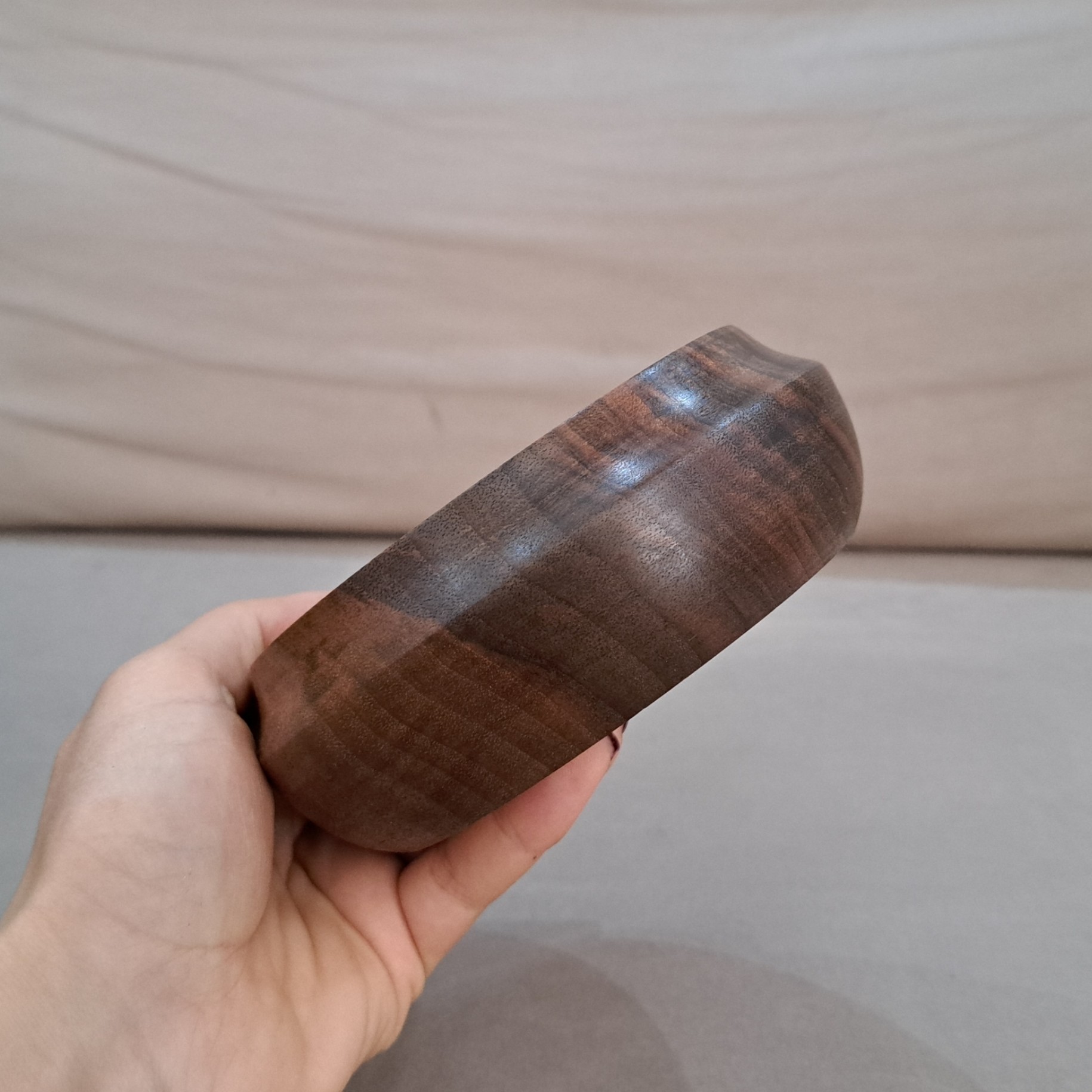 Bol en bois naturel fait de noyer pour décoration intérieure