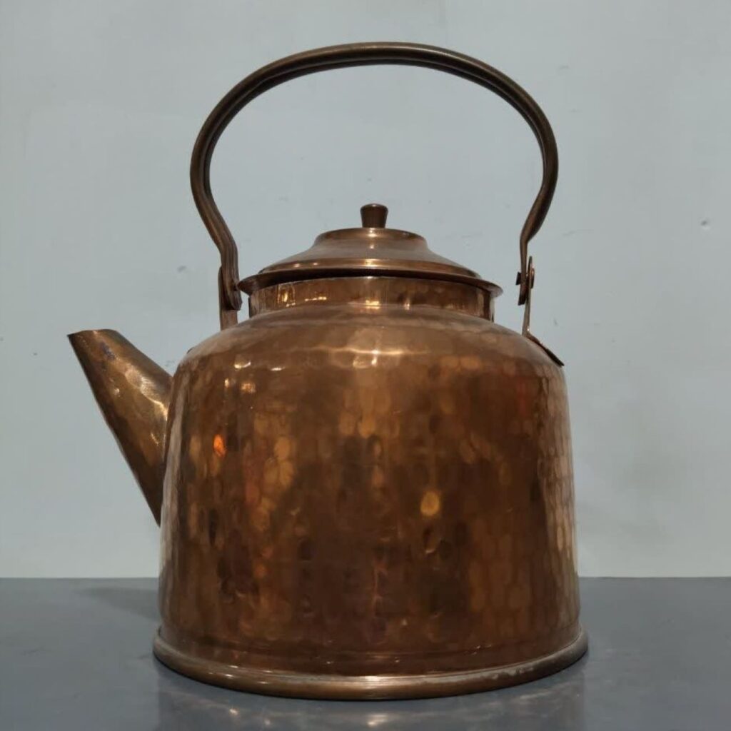 Bouilloire en cuivre persan durable pour cuisinière traditionnelle martelée Jaleh