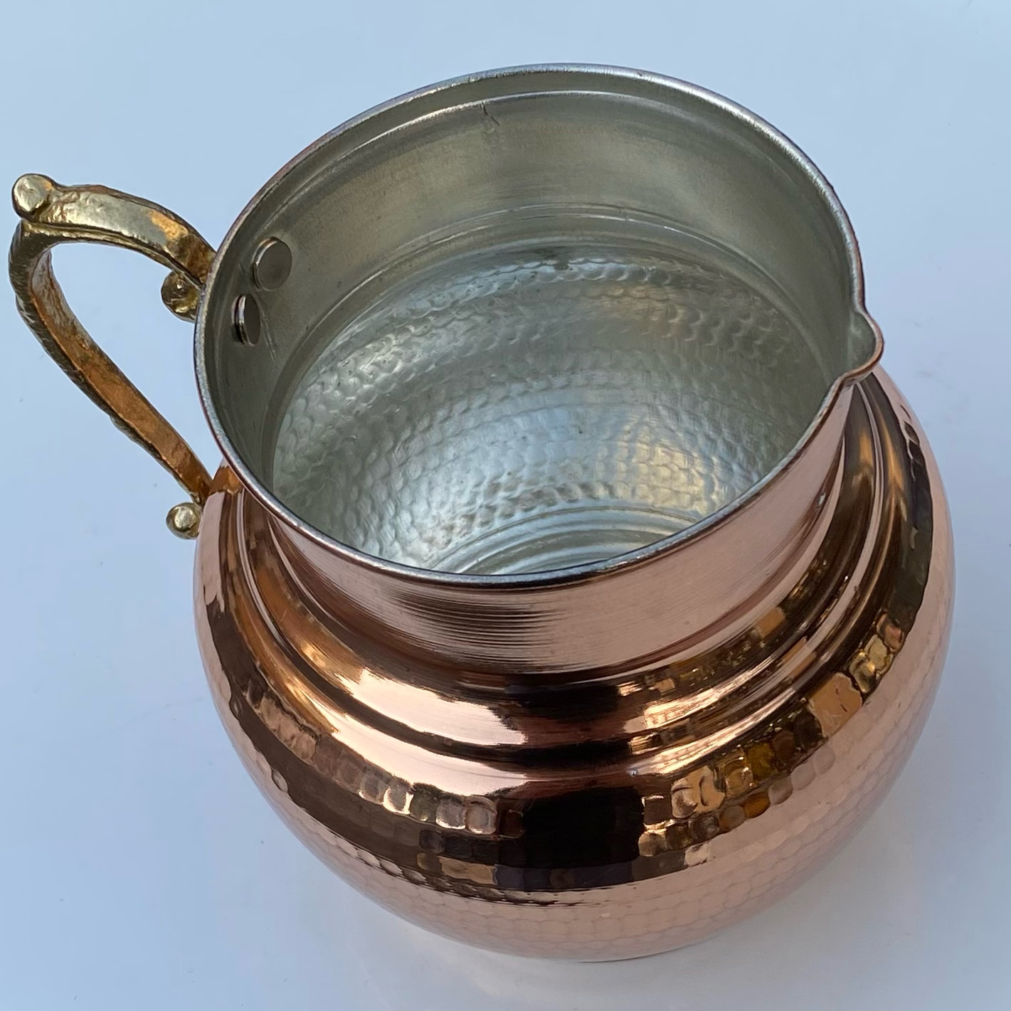 Carafe en cuivre perse fabriquée à la main et martelée modèle Shahruz