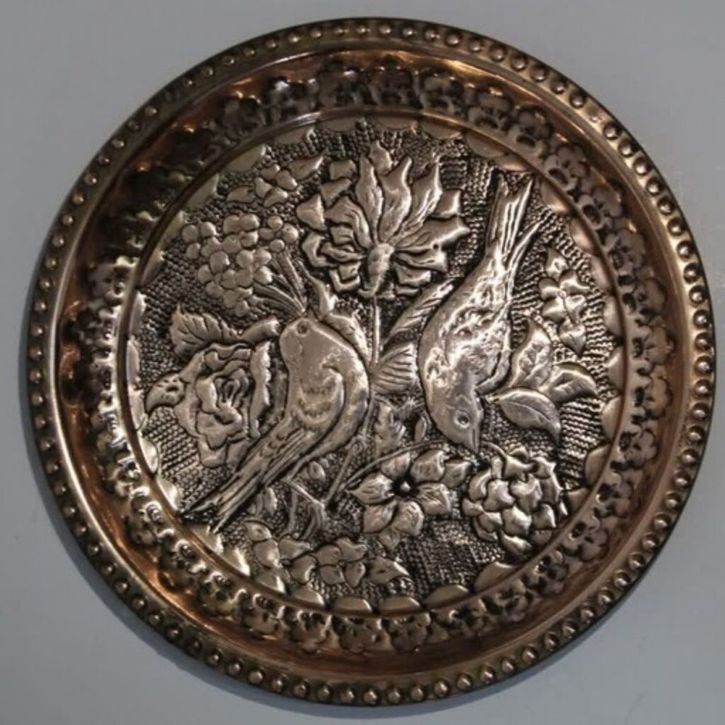 Plat décoratif en cuivre persan – Gravé à la main avec des oiseaux et des fleurs élégants