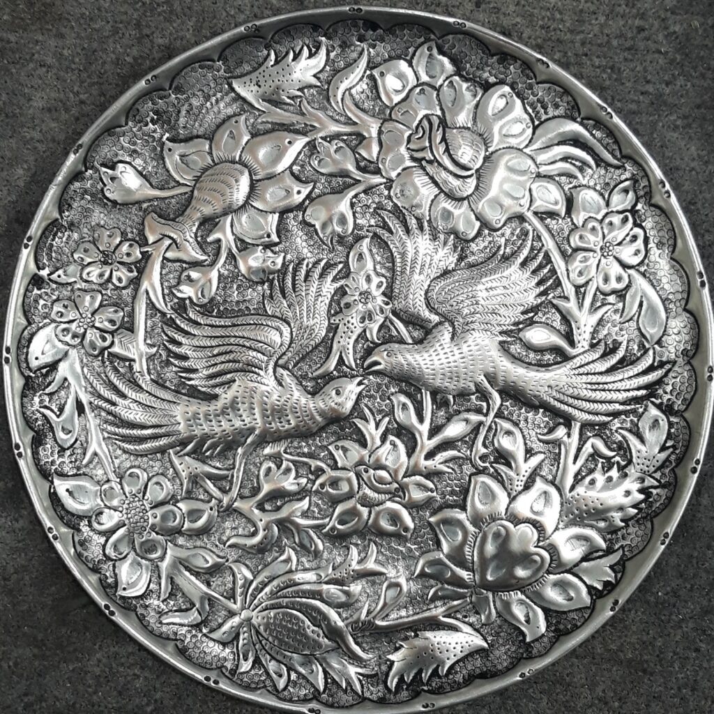 Plat décoratif en cuivre persan gravé à la main avec des oiseaux et des fleurs