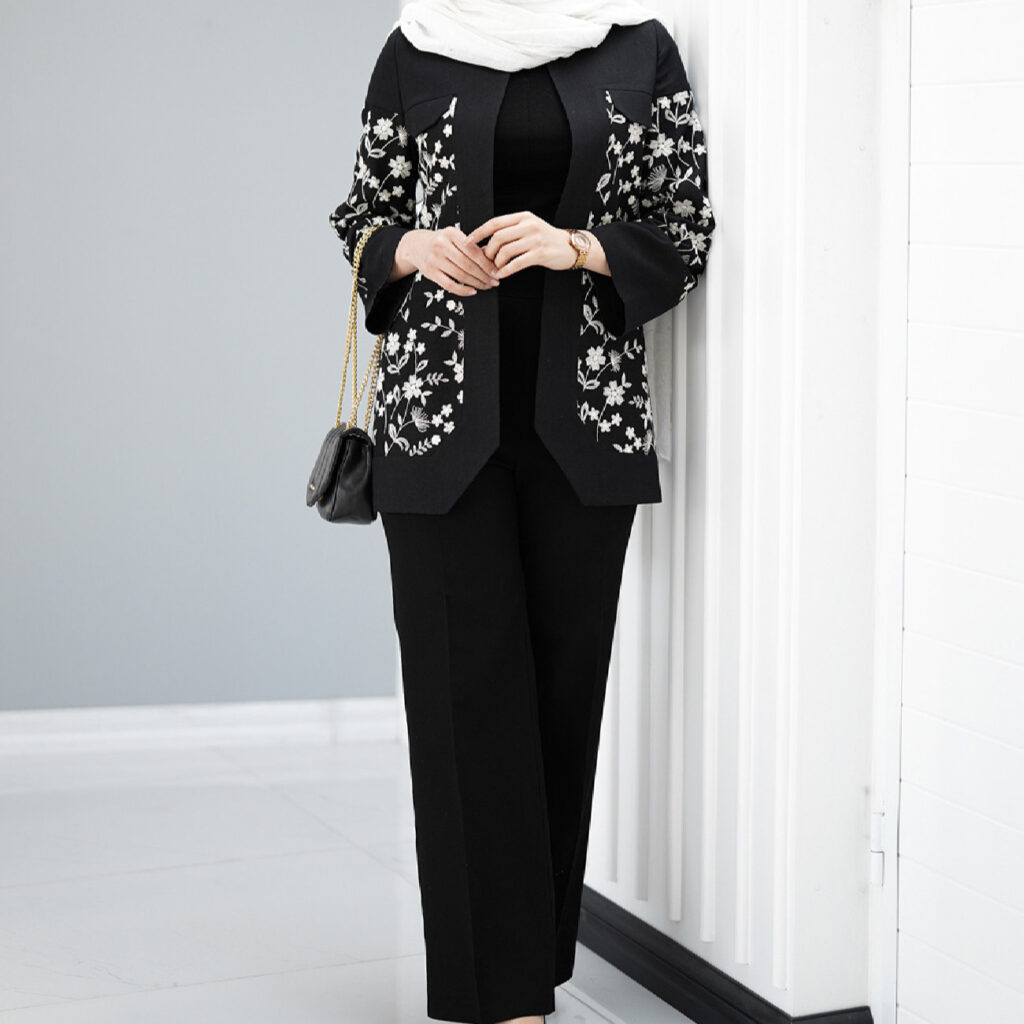 Manto persan brodé avec design floral pour femmes en noir