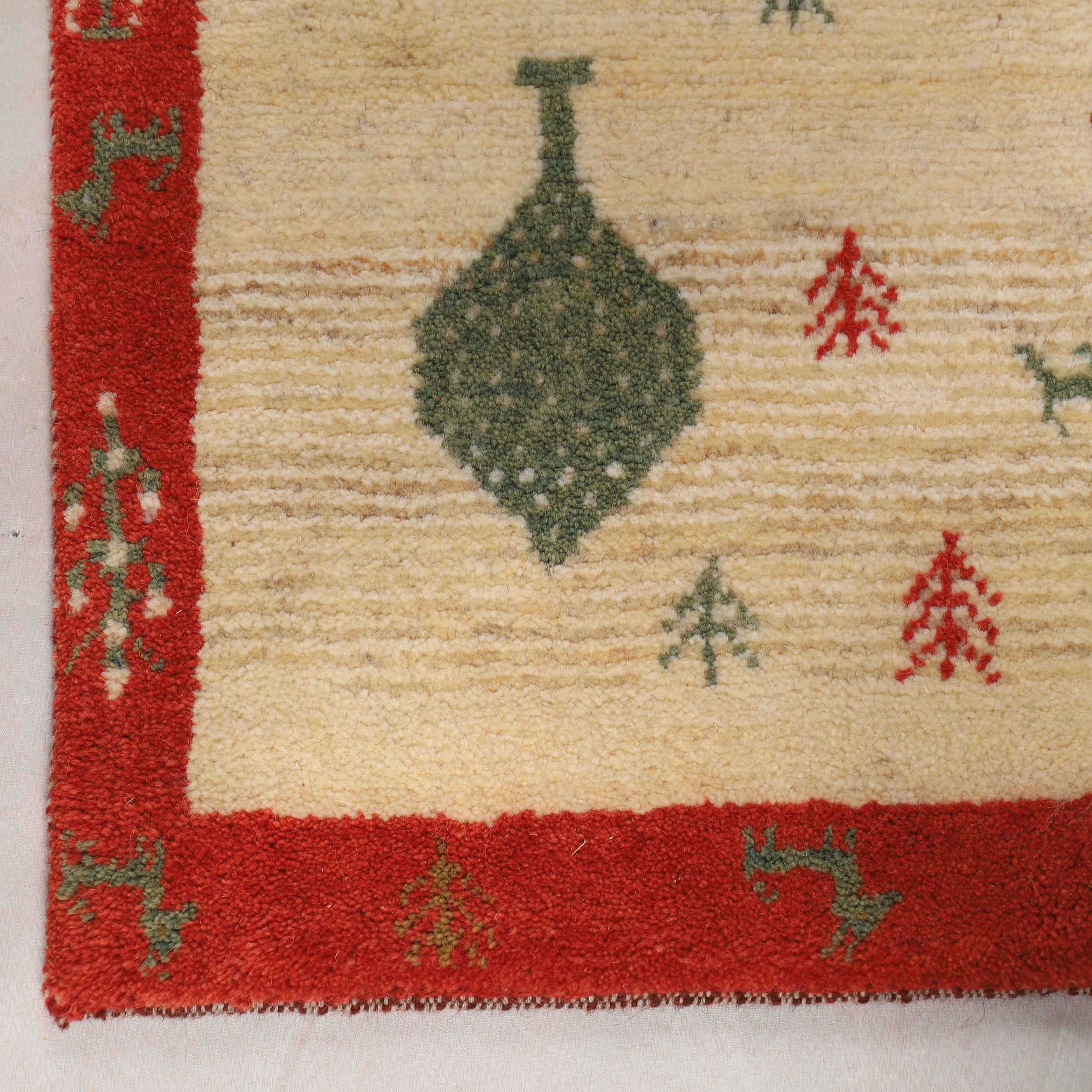 Tapis Gabbeh Persan en laine tissé à la main dans le Khorasan, motifs d’arbres et animaux