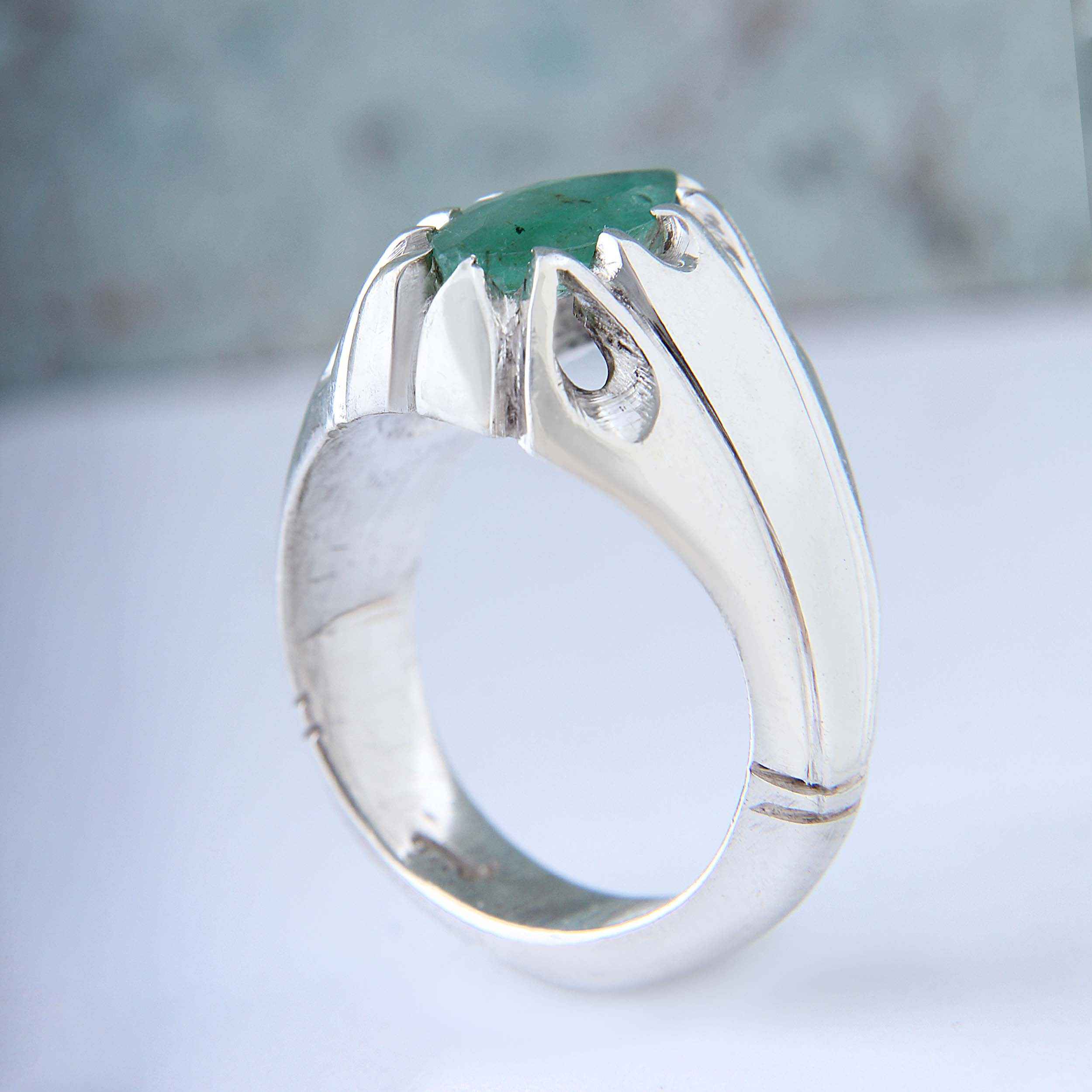 Bague en Argent avec Émeraude Verte Persane pour Homme Fabriquée à la Main Modèle Tear