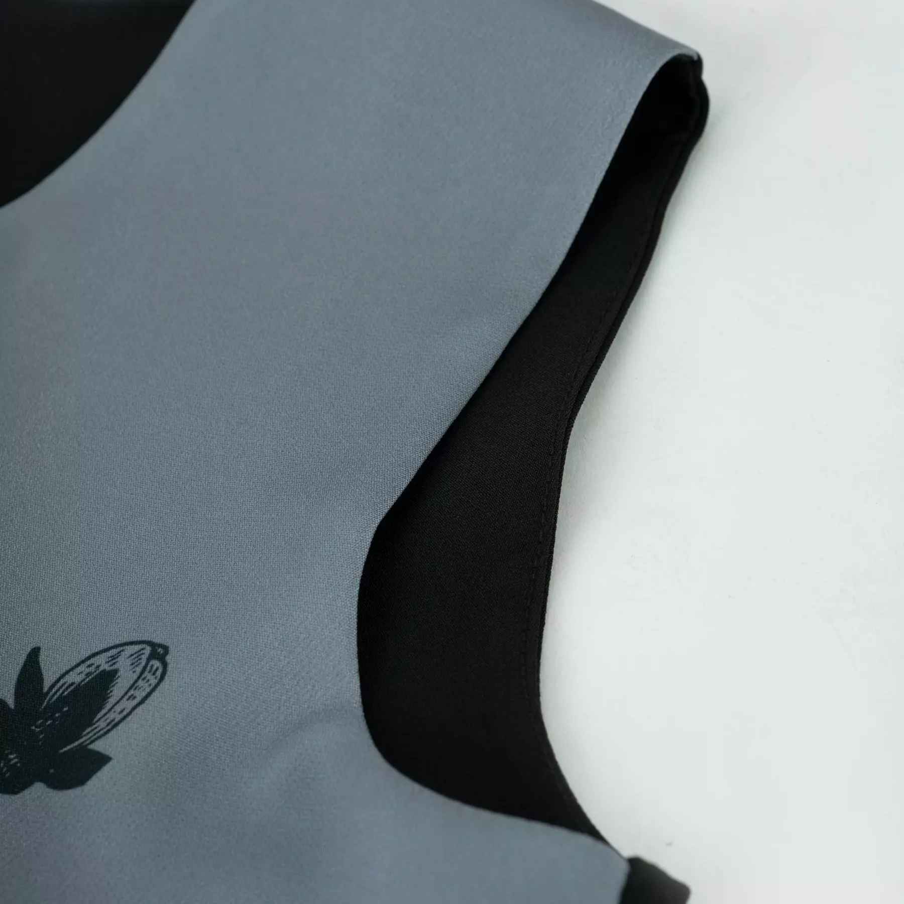 Top débardeur persan pour femmes avec design calligraphique