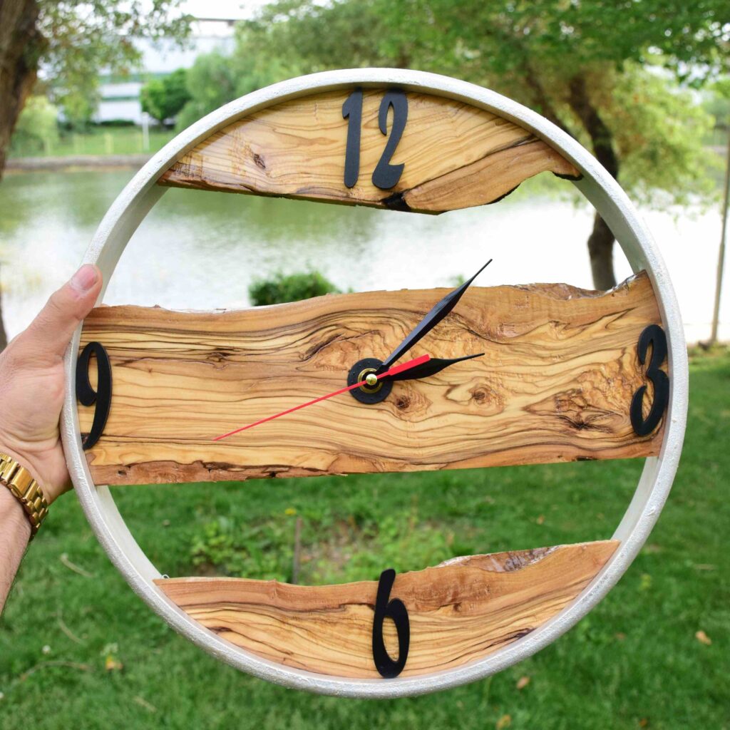 Horloge Murale en Bois Rustique Artisanale Modèle Cyrus