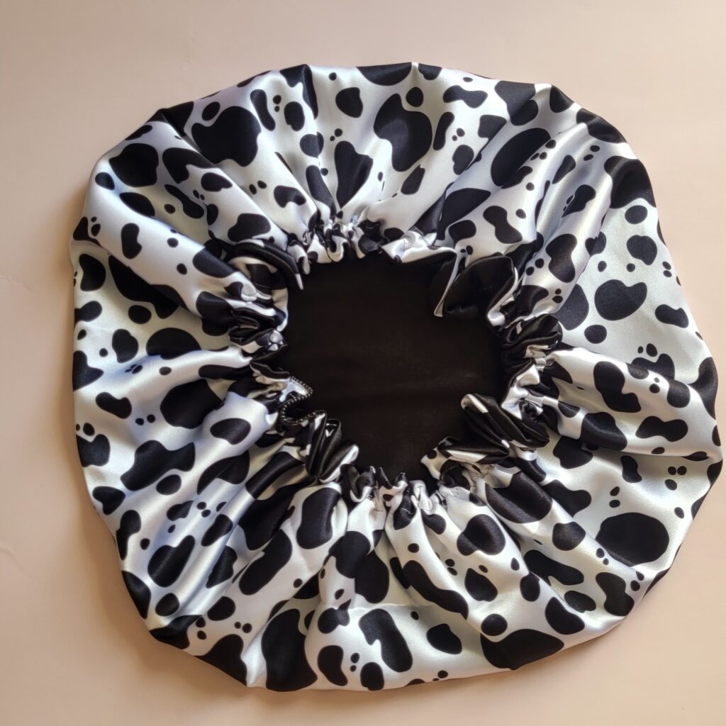 Bonnet de nuit en satin de soie de luxe grand format avec design imprimé vache