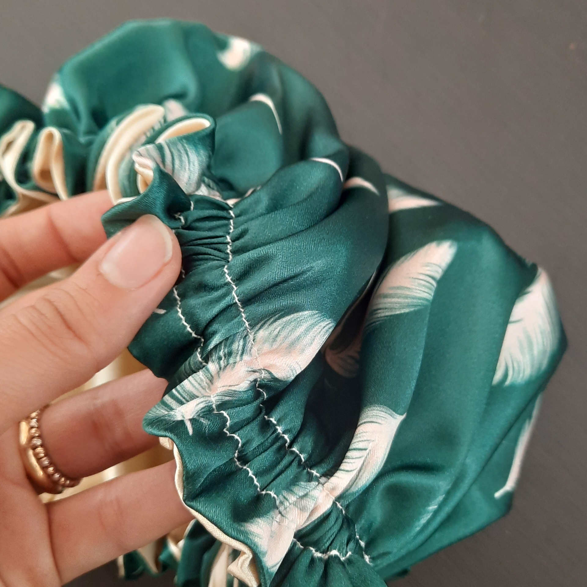 Bonnet de nuit en satin de soie de luxe pour femmes avec motifs de plumes