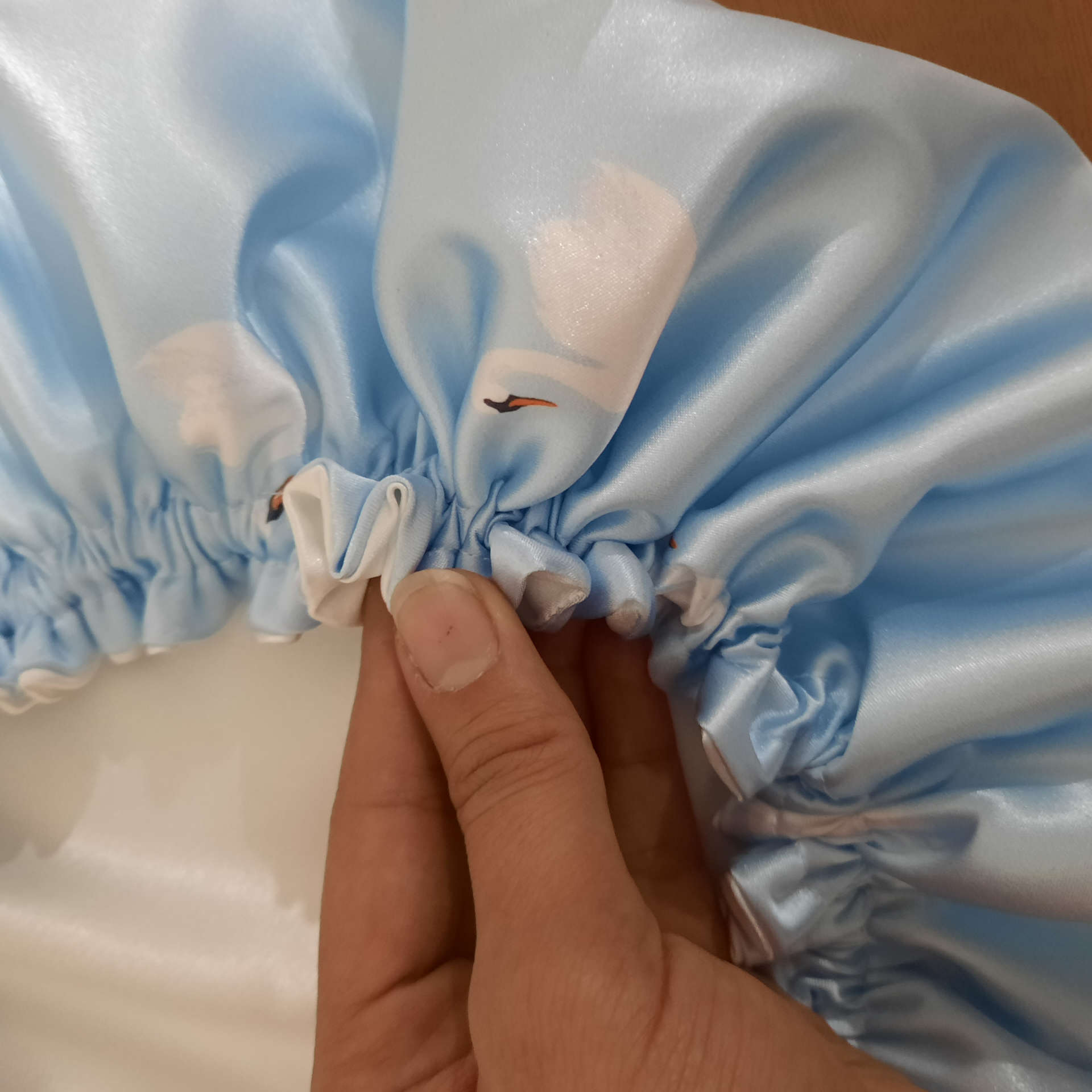 Bonnet de nuit en satin de soie de luxe pour femmes avec motifs de cygne