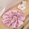 Bonnet de nuit en satin de soie pour la protection des cheveux avec design cœur rose