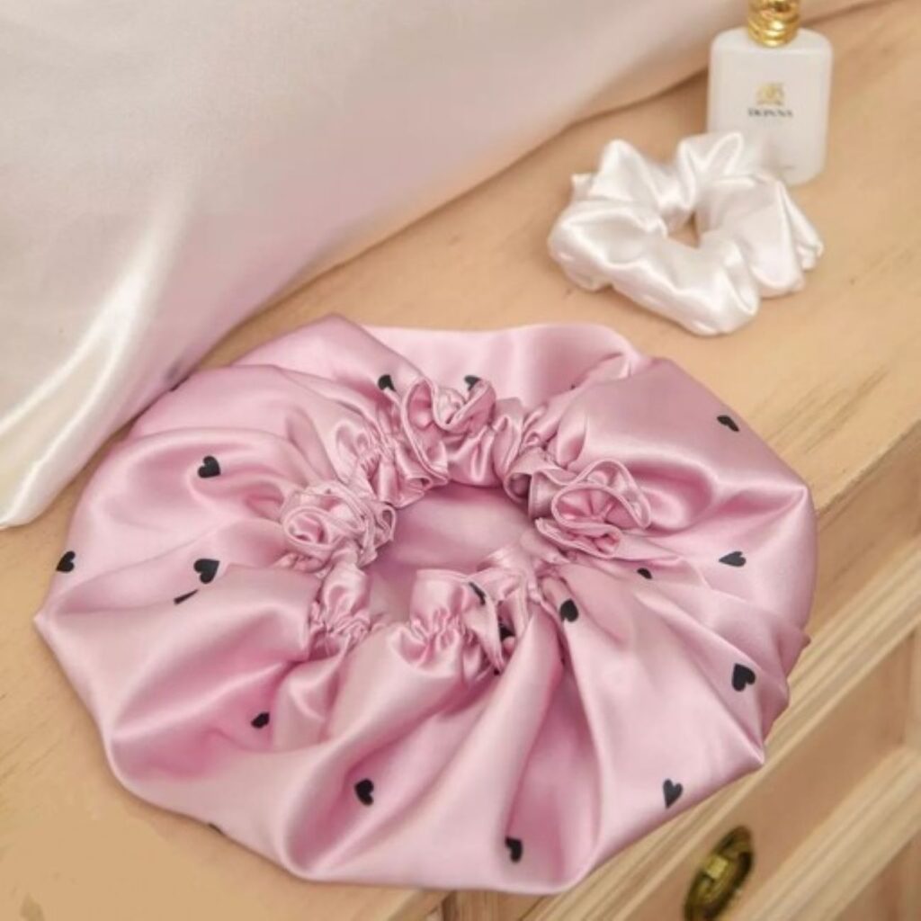 Bonnet de nuit en satin de soie pour la protection des cheveux avec design cœur rose