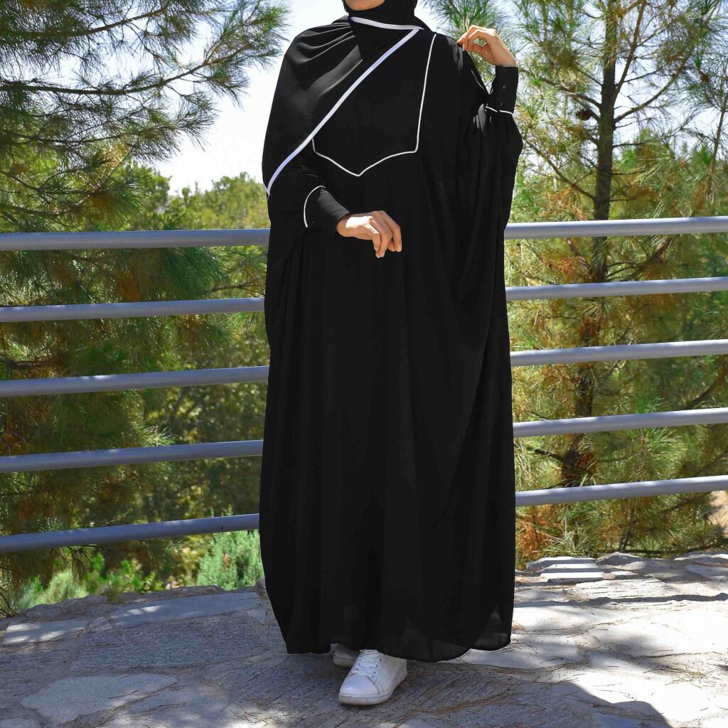 Abaya stylée coupe ample pour femmes musulmanes avec tissu crêpe noir