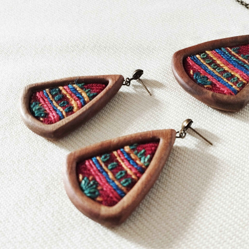 Boucles d’Oreilles en Bois pour Femmes Fait Main avec Broderie Pateh