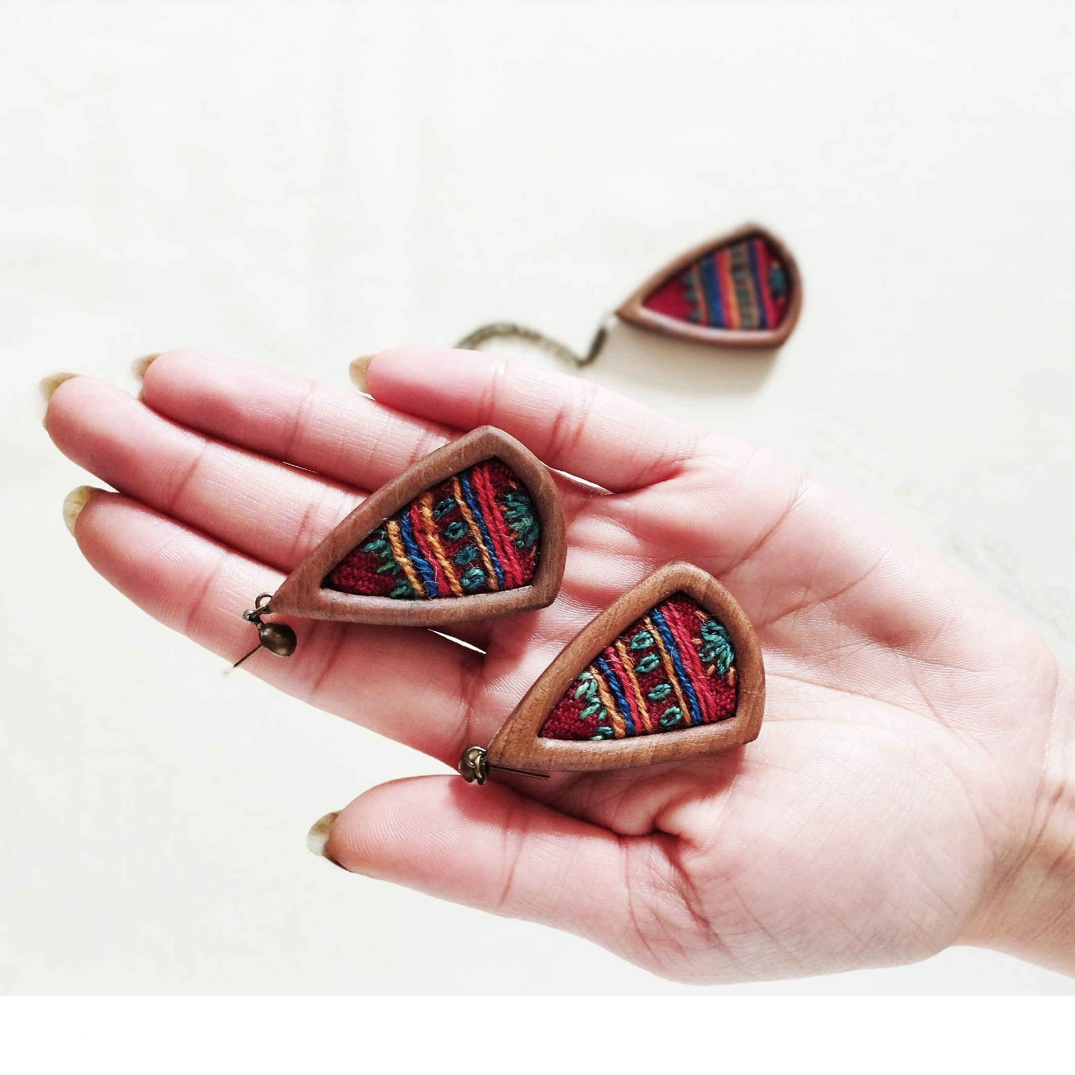 Boucles d’Oreilles en Bois pour Femmes Fait Main avec Broderie Pateh