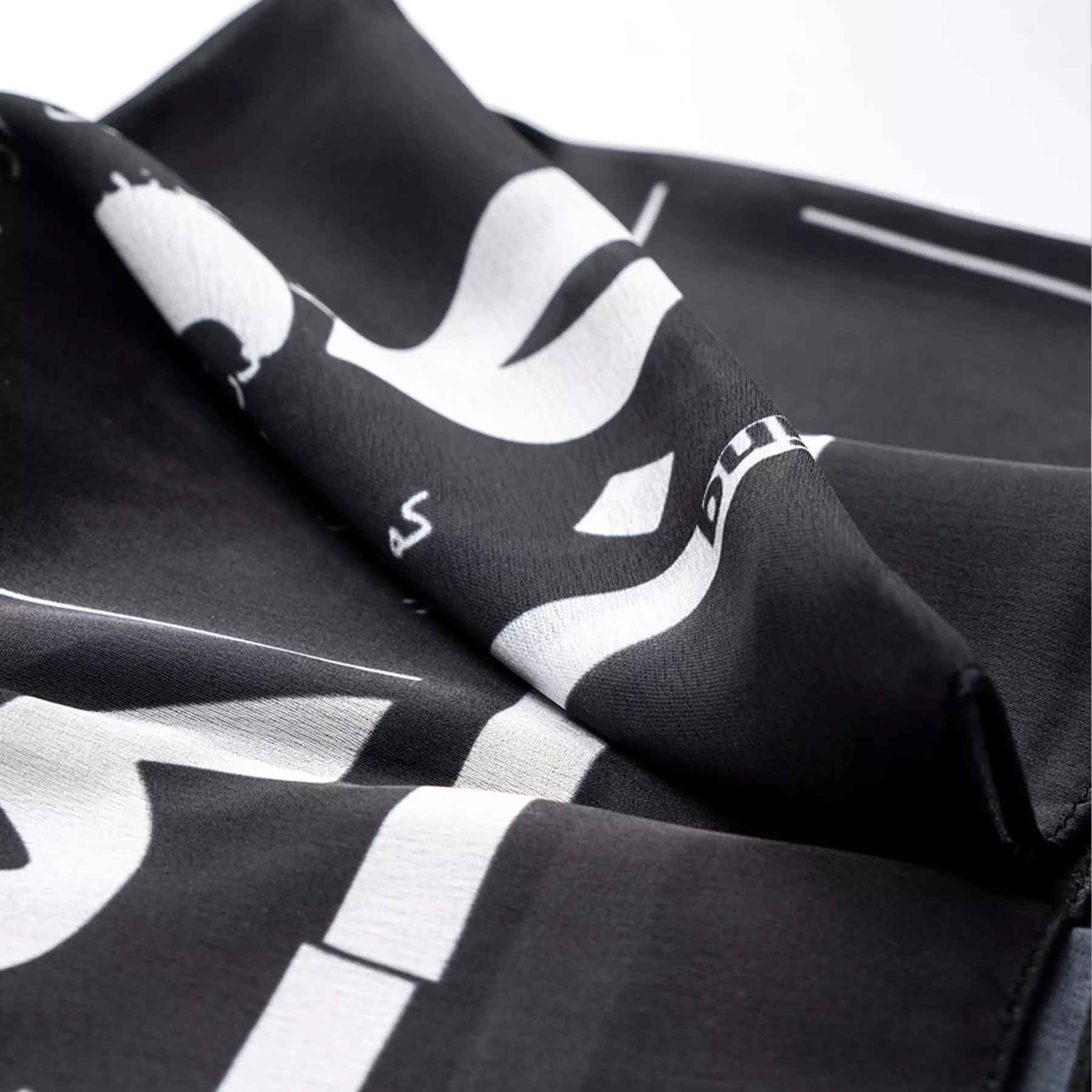 Foulard Miniature pour Femme – Design Élégant en Calligraphie