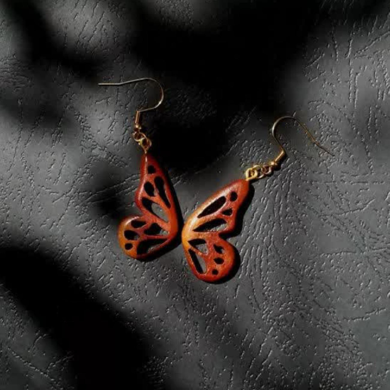 Boucles d’Oreilles en Bois pour Femmes Fait Main avec Motif de Papillon