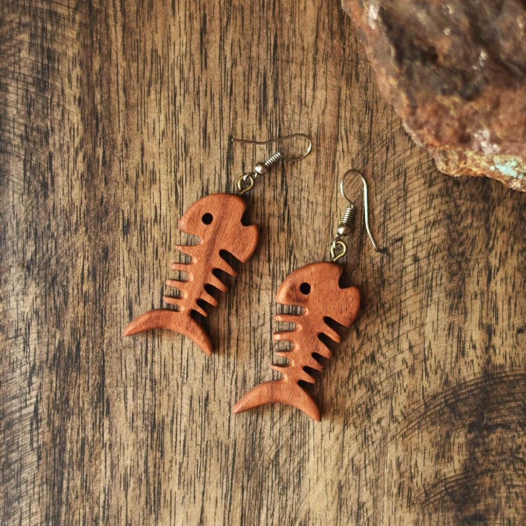 Boucles d’Oreilles en Bois pour Femmes Fait Main avec Motif d’Arête de Poisson