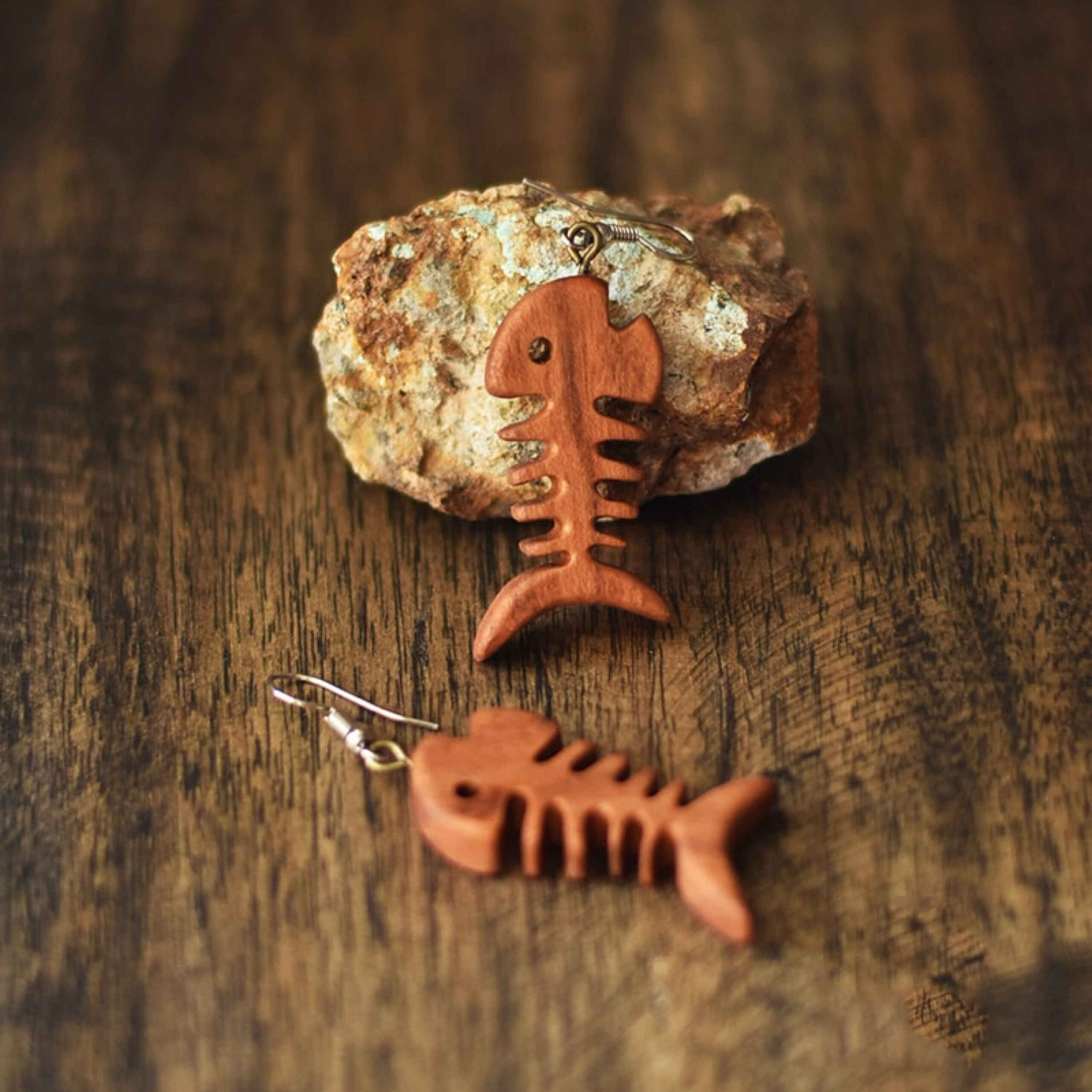 Boucles d’Oreilles en Bois pour Femmes Fait Main avec Motif d’Arête de Poisson