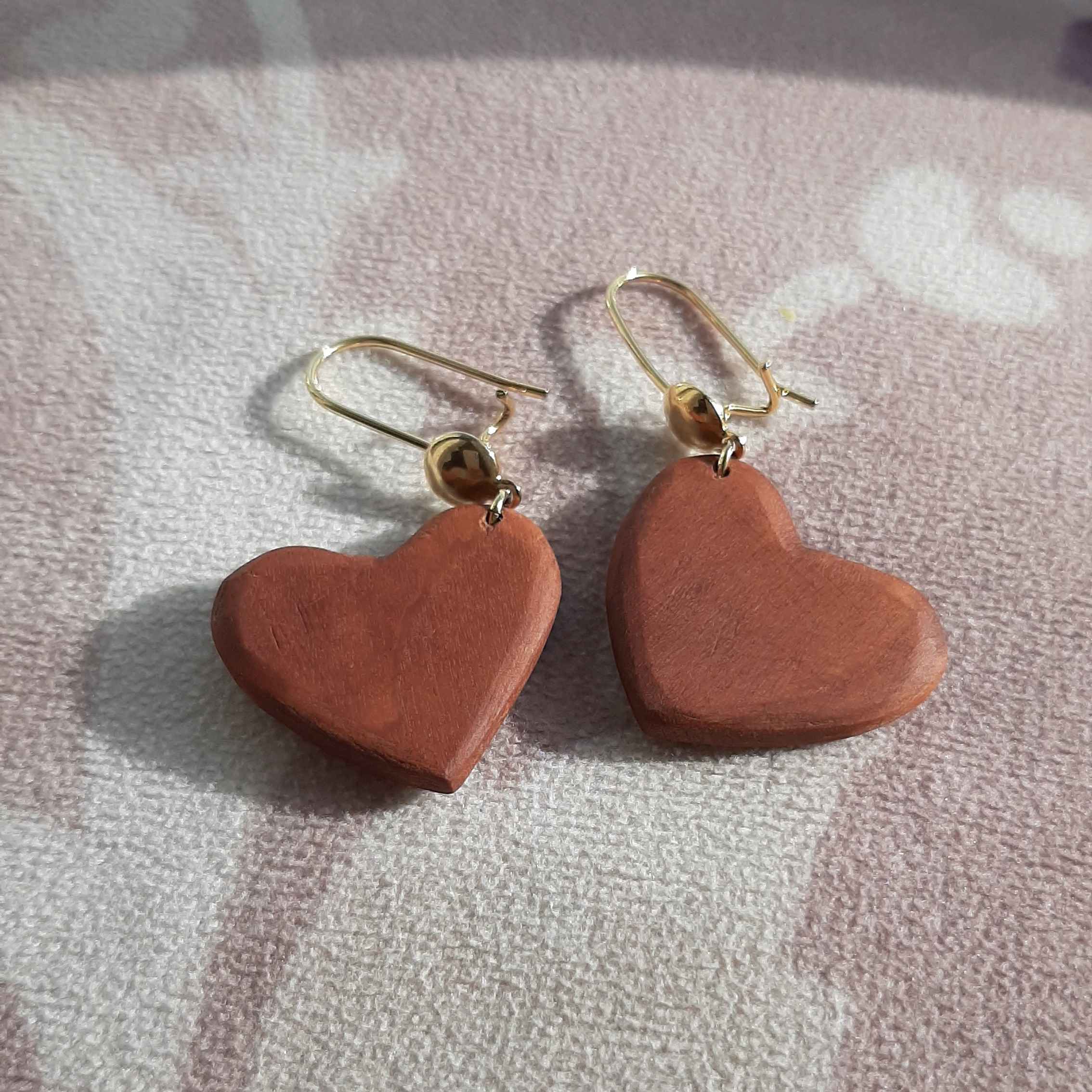 Boucles d’Oreilles en Bois pour Femmes Fait Main avec Motif de Cœur