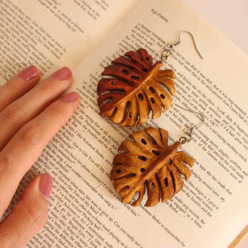 Boucles d’Oreilles en Bois pour Femmes Fait Main avec Motif de Feuille