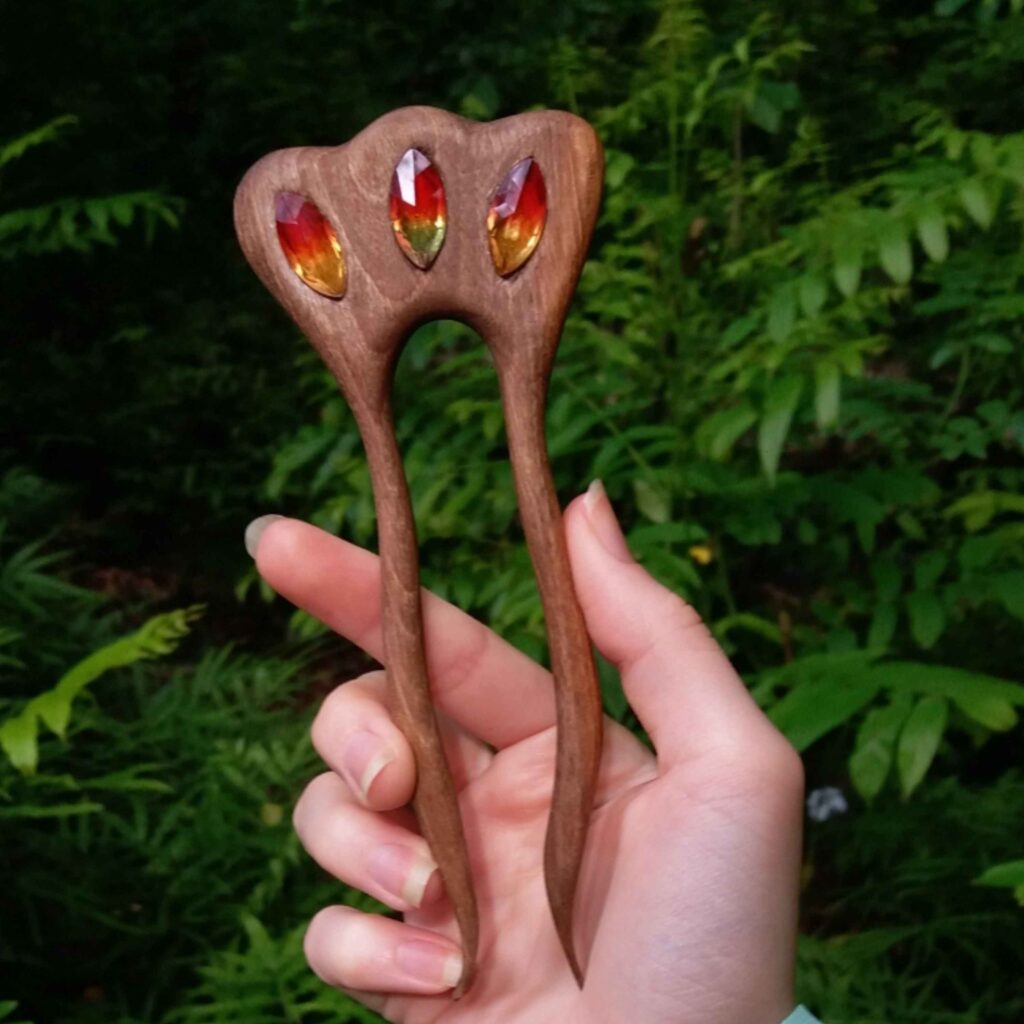 Fourche à Cheveux en Bois Faite à la Main Design Couronne & Pierres Tourmaline