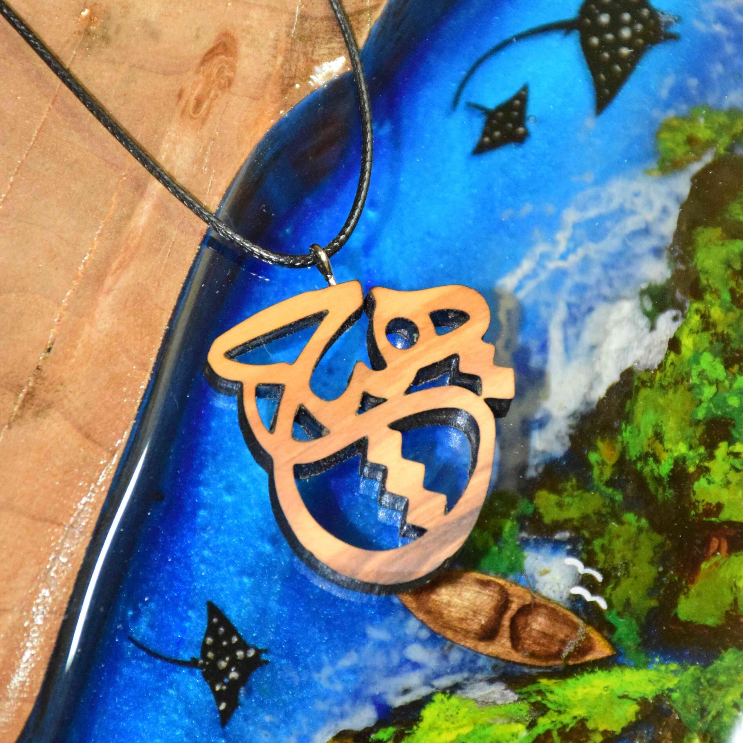 Collier en bois avec thème calligraphie persane Hich