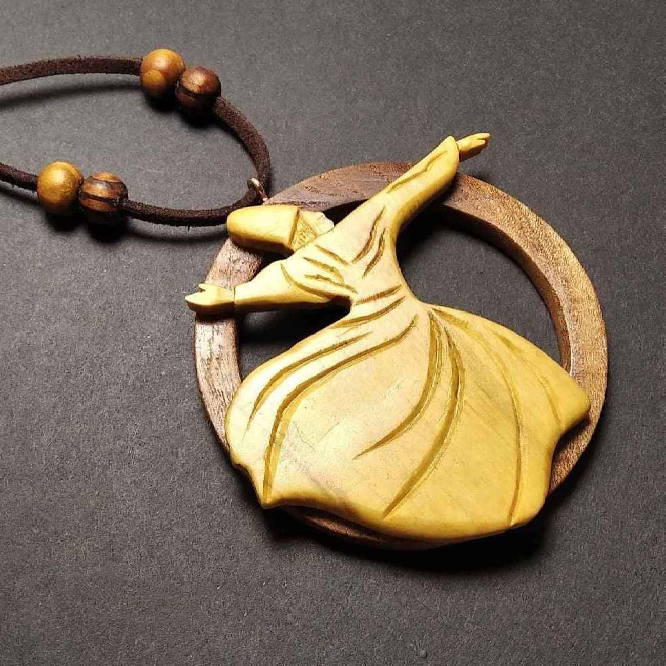 Collier en bois avec design de Derviche Tourneur et cordon en cuir