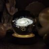 Veilleuse boule de cristal 3D – Voie lactée avec base en bois