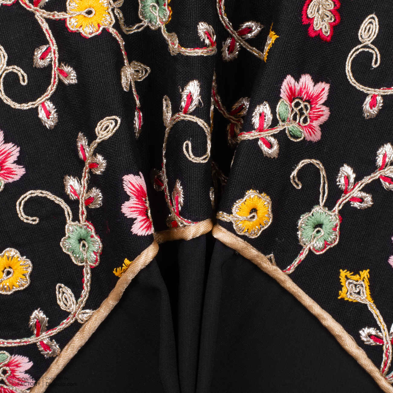 Abaya stylée pour femmes avec design floral
