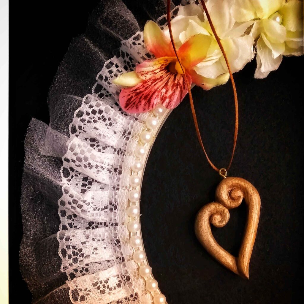 Collier pendentif en bois artistique avec design de cœur