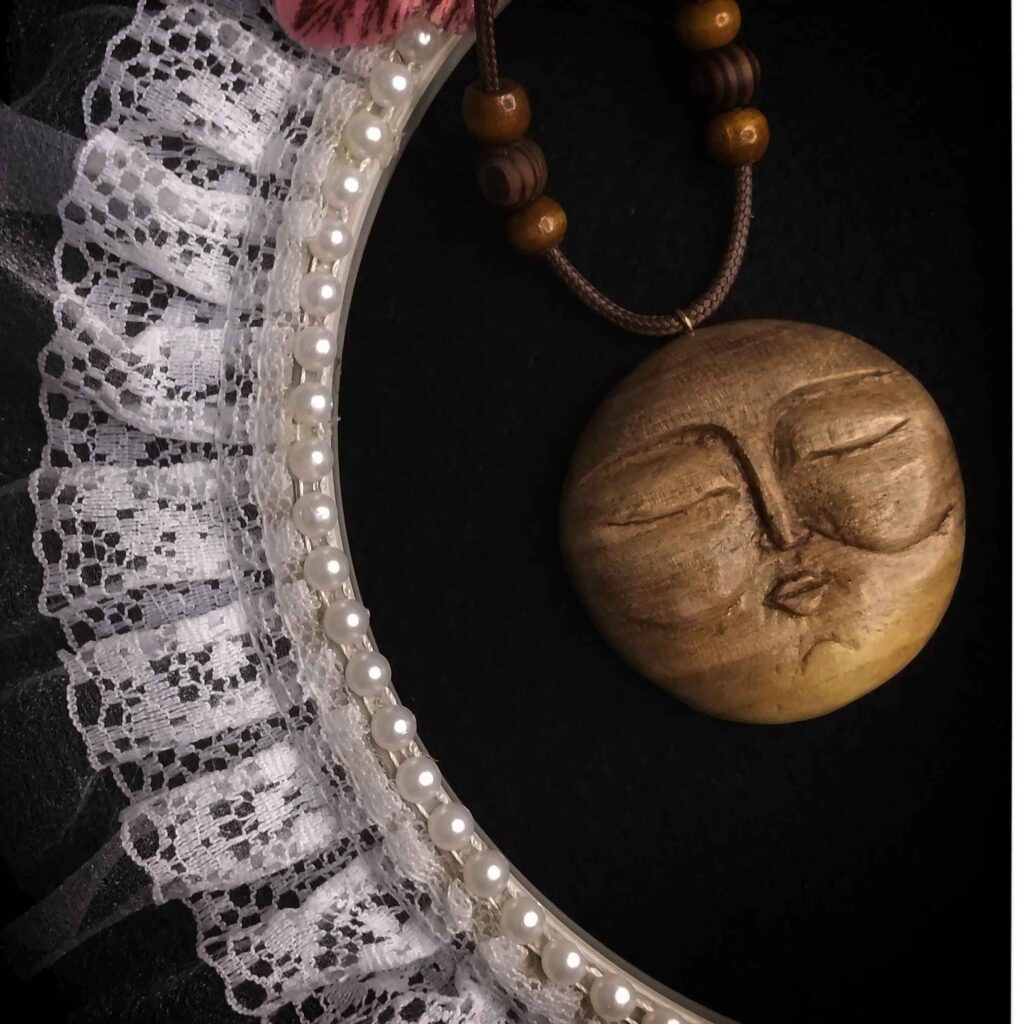 Collier pendentif en bois artistique avec design de lune