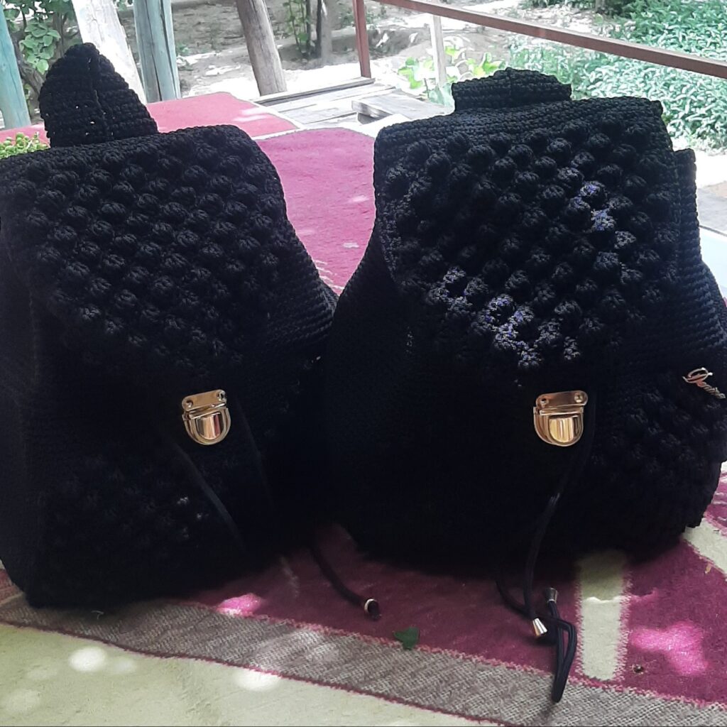 Sac à dos boho en macramé fait main pour femmes en noir