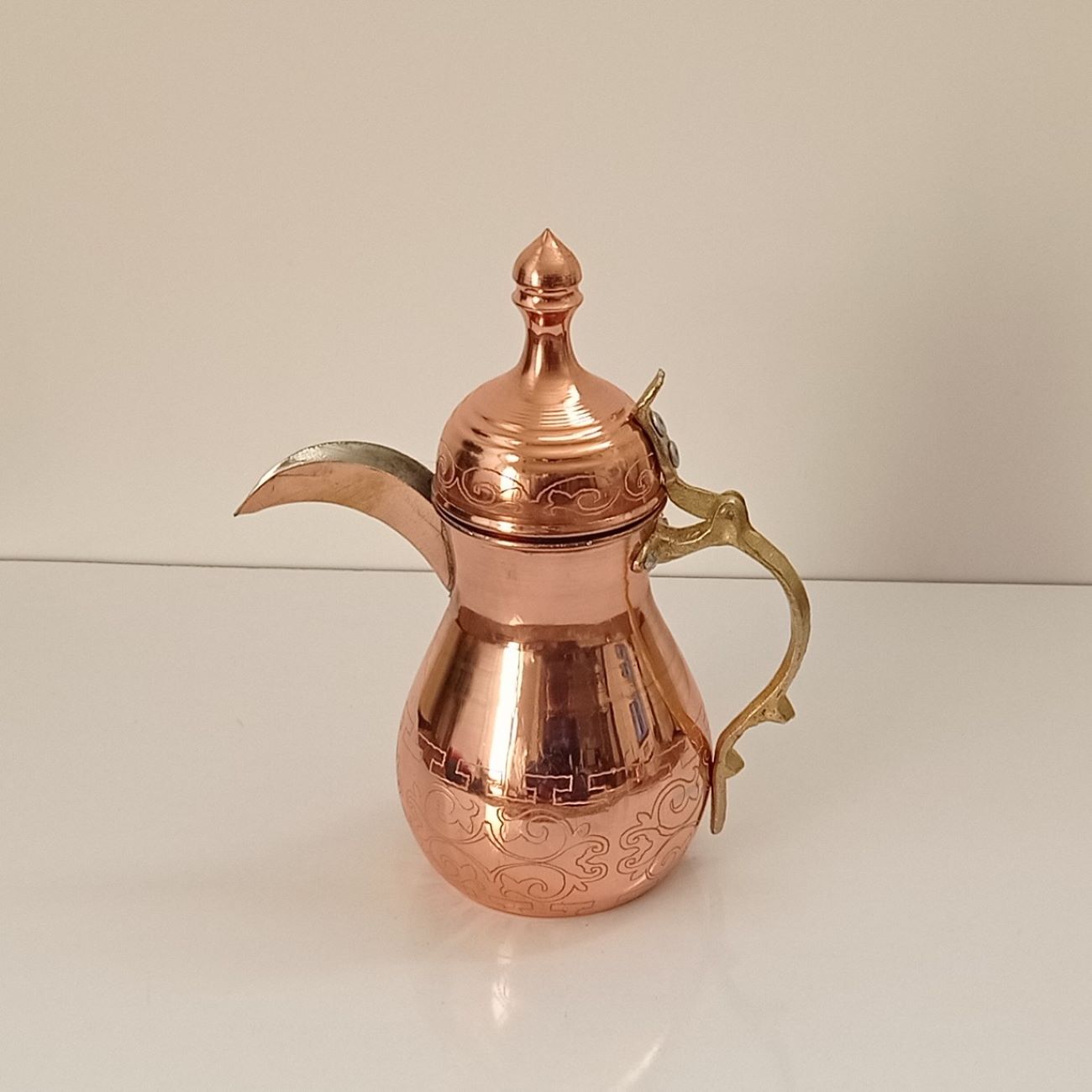 Cafetière traditionnelle arabe en cuivre pour préparer le Qahwa et le café arabe - Modèle Azora