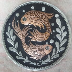 Plateau en cuivre décoratif gravé à la main orné de deux poissons