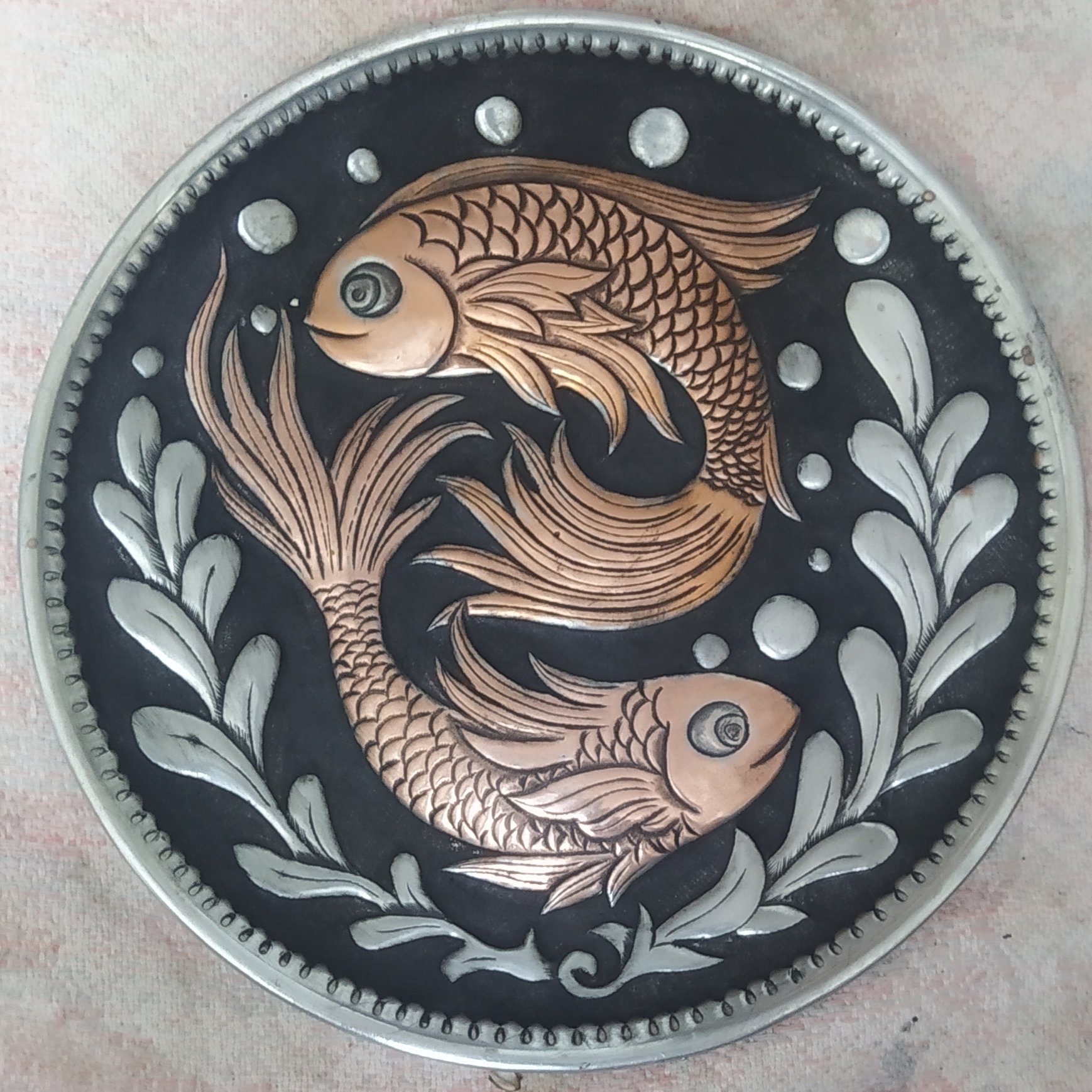 Plateau en cuivre décoratif gravé à la main orné de deux poissons