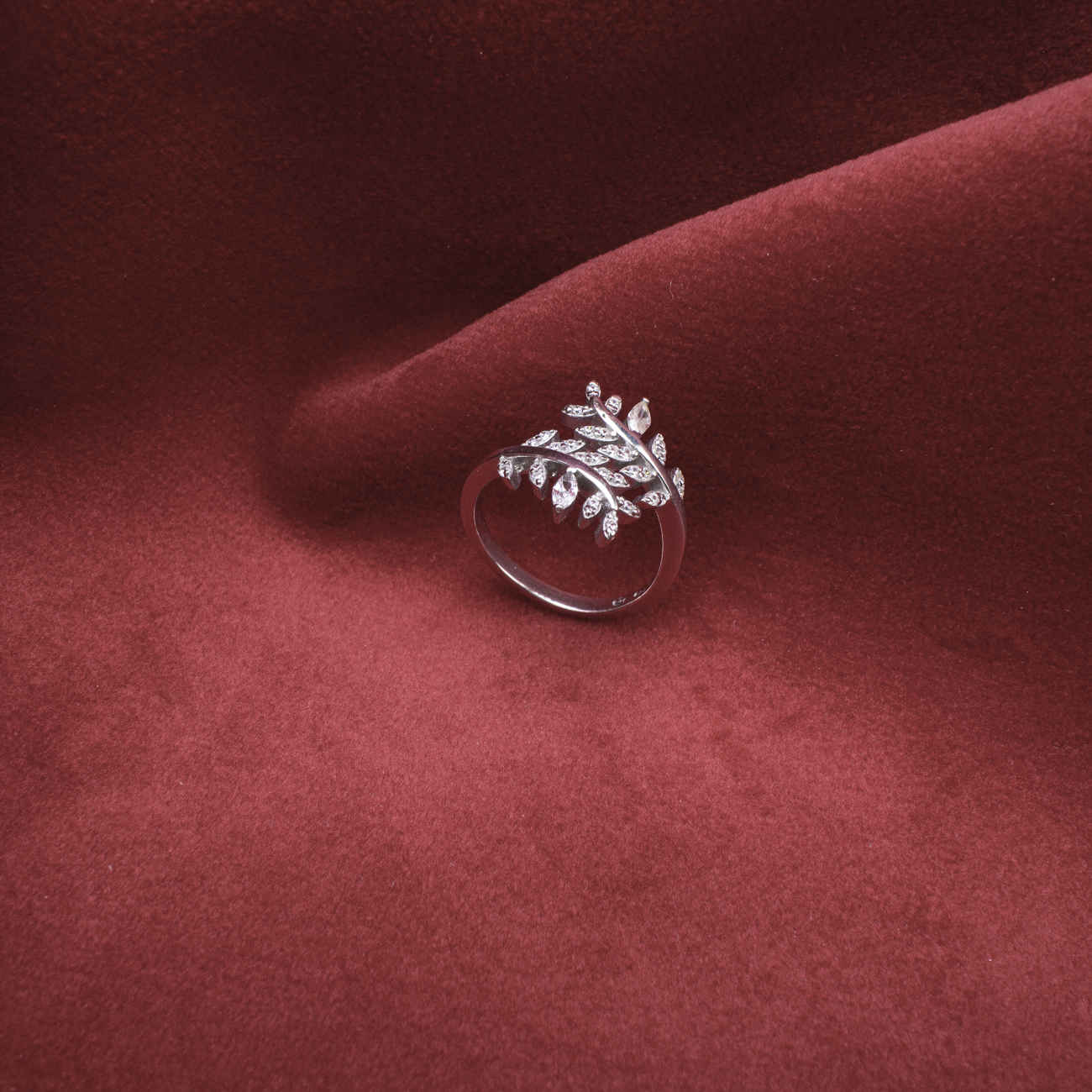 Bague délicate en argent pour femmes, classique et chic avec design de feuille