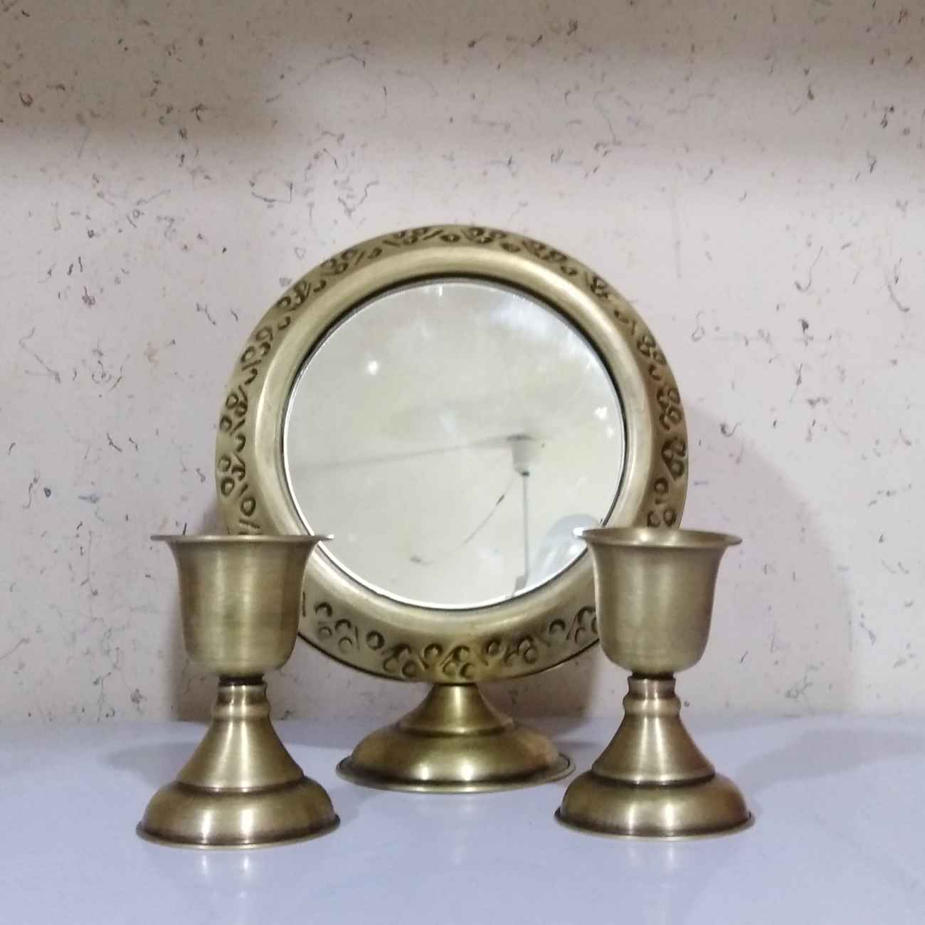 Ensemble élégant de miroir et bougeoirs en laiton persan