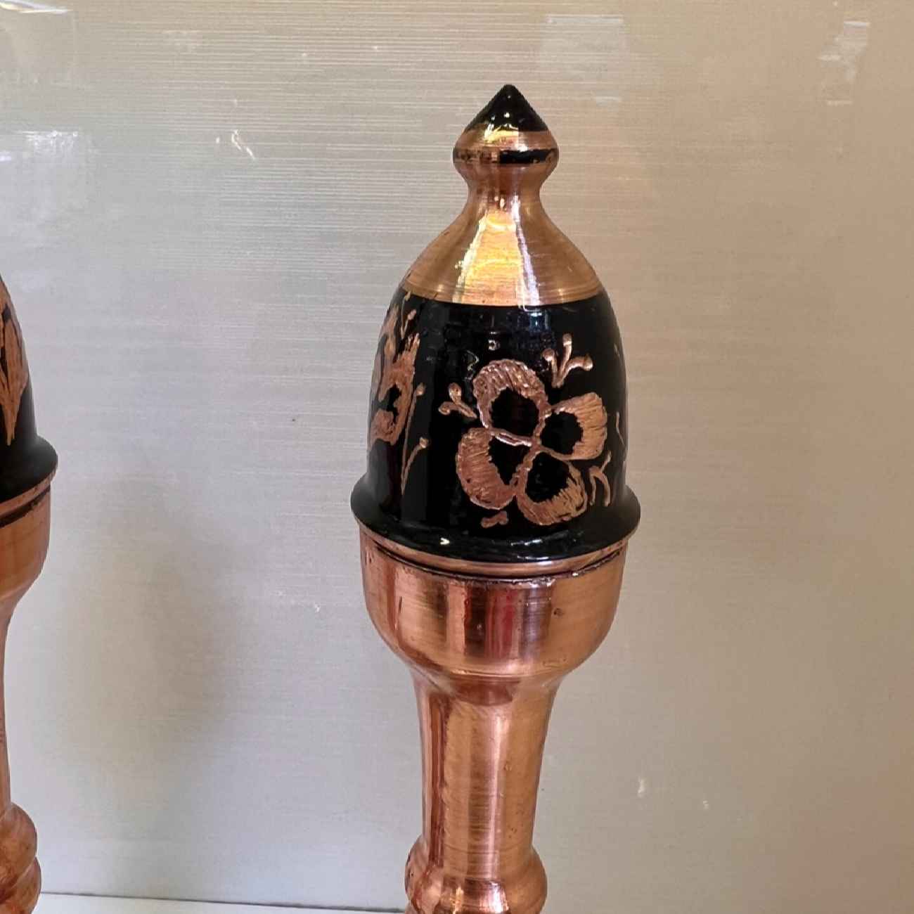 Flacon à eau de rose en cuivre persan élégant