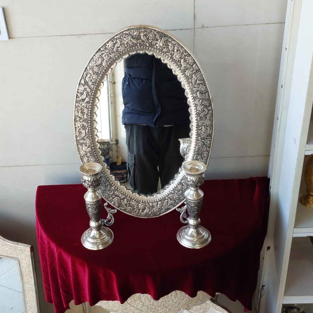 Ensemble gravé de miroir et bougeoirs en cuivre persan