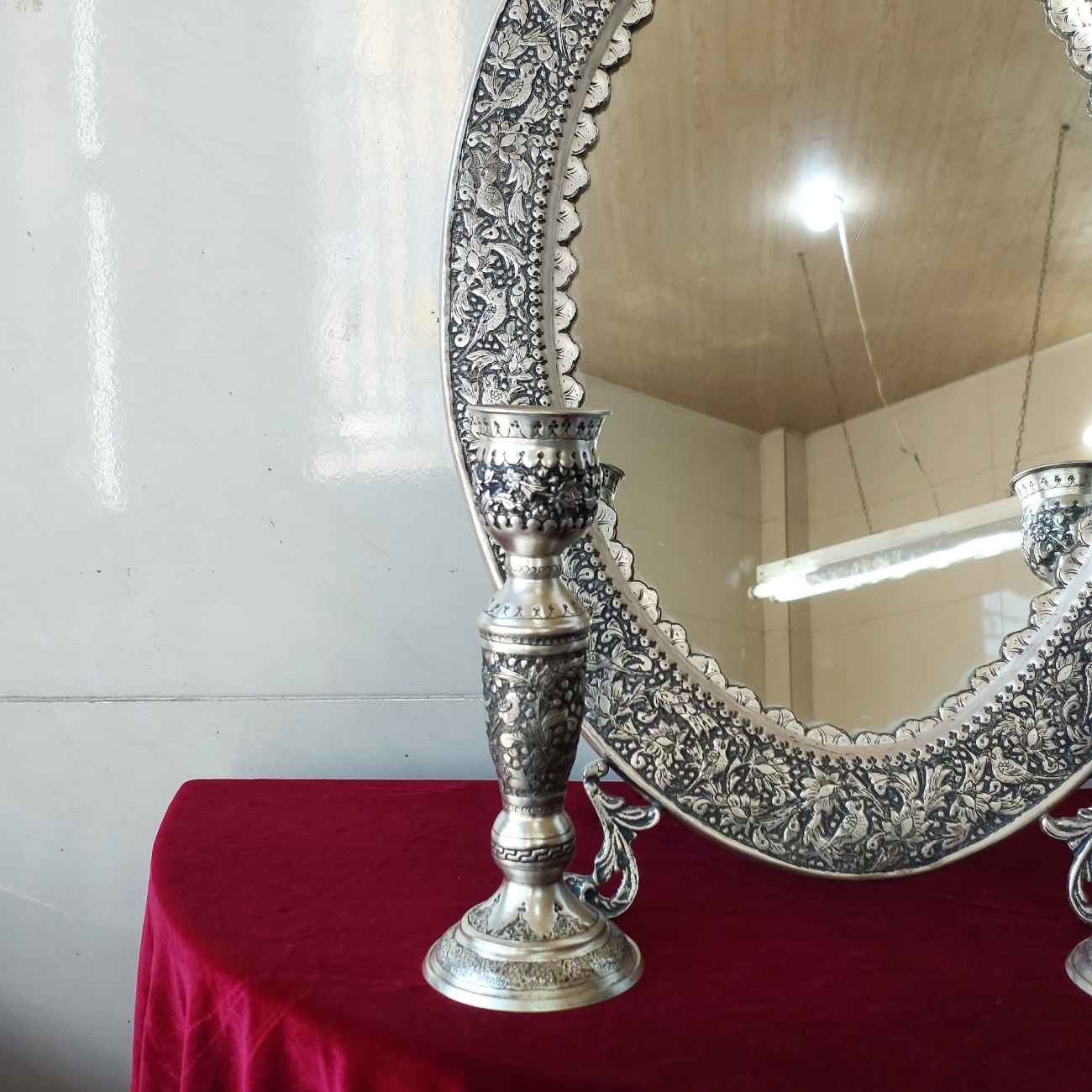 Ensemble gravé de miroir et bougeoirs en cuivre persan