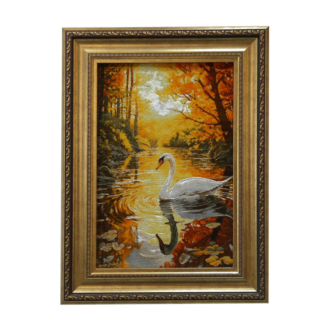 Tapis persan figuratif noué à la main représentant un cygne dans l’étang
