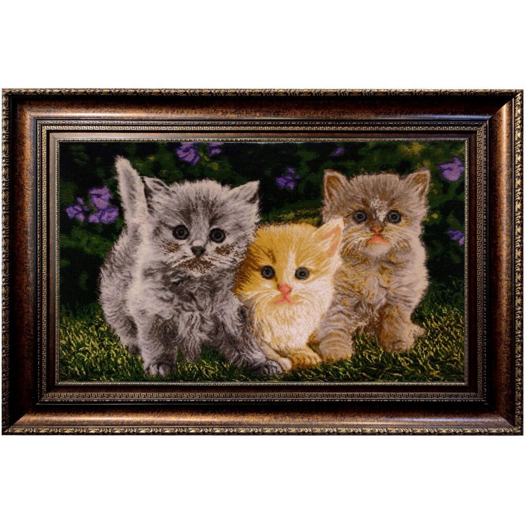 Tapis persan figuratif noué à la main de Tabriz représentant des chatons