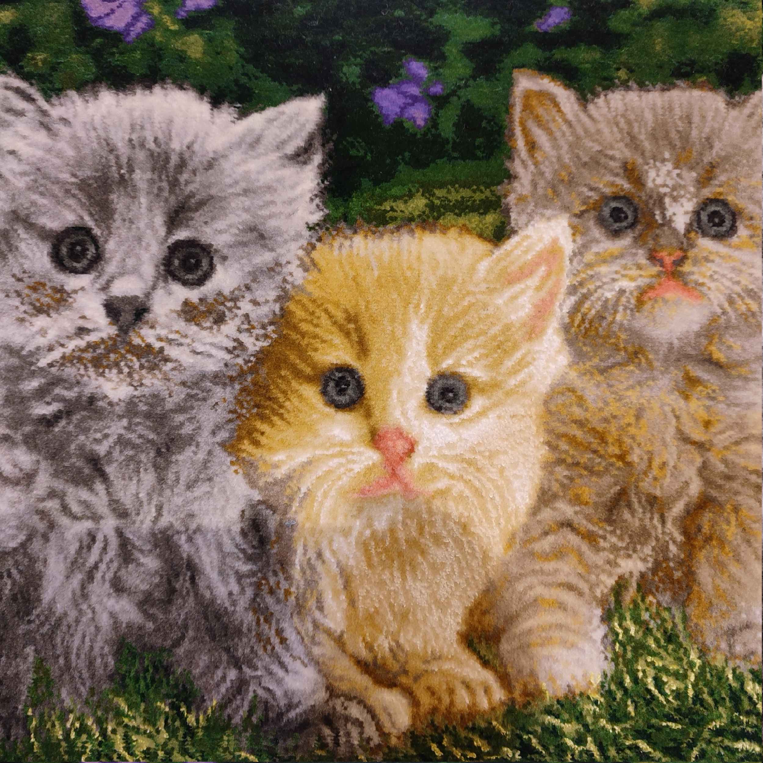 Tapis persan figuratif noué à la main de Tabriz représentant des chatons