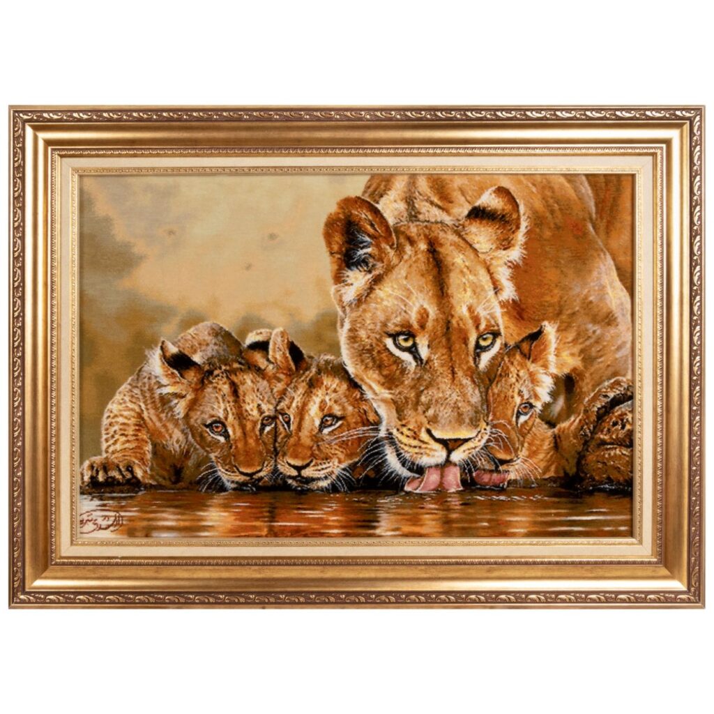 Tapis persan figuratif noué à la main de Tabriz représentant une famille de lions buvant de l’eau