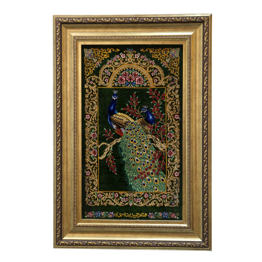 Tapis persan figuratif en soie noué à la main de Qom représentant un paon