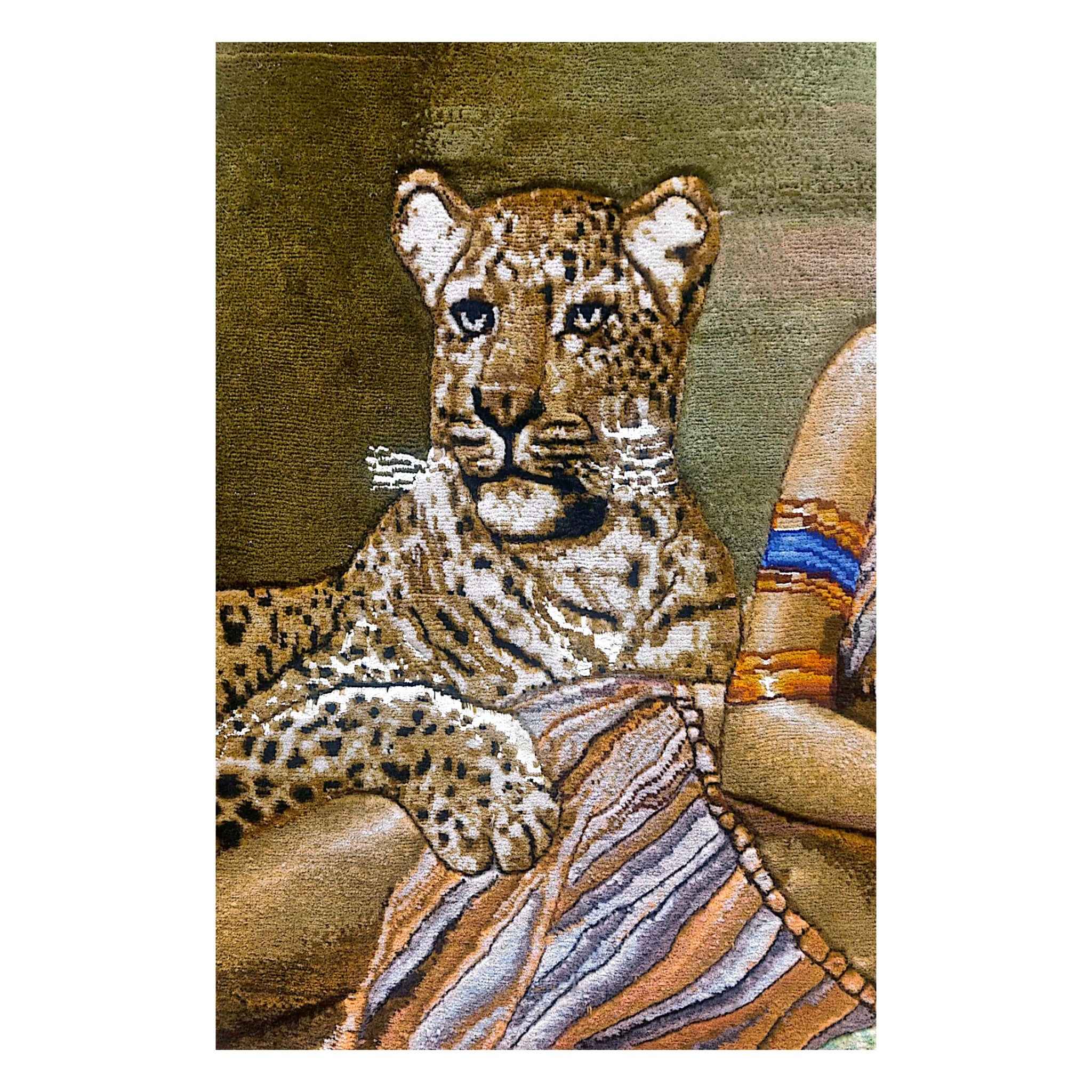 Tapis persan figuratif en soie noué à la main de Tabriz représentant une femme égyptienne et un tigre